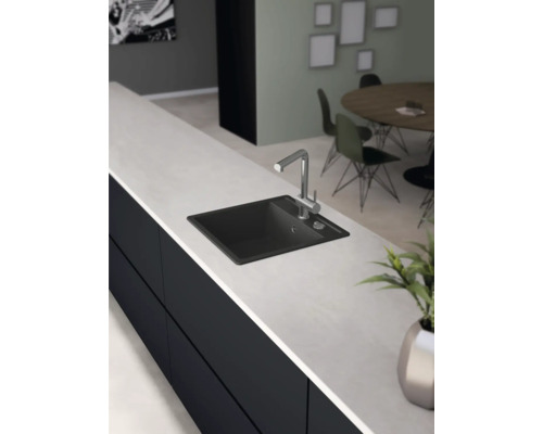 Diskho med vattenkran på en köksbänk.