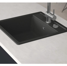 Svart diskho med kran på en bänkskiva