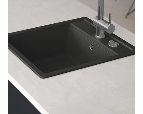 Svart diskho med kran på en bänkskiva