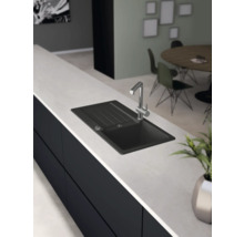 Köksscen med diskho och blandare på en bänkskiva