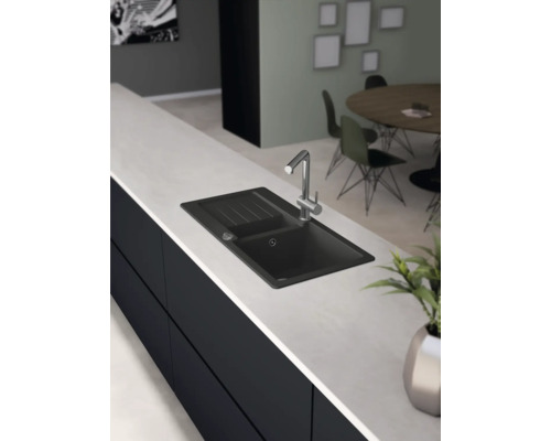 Diskho med avrinningsyta och armatur på köksbänk