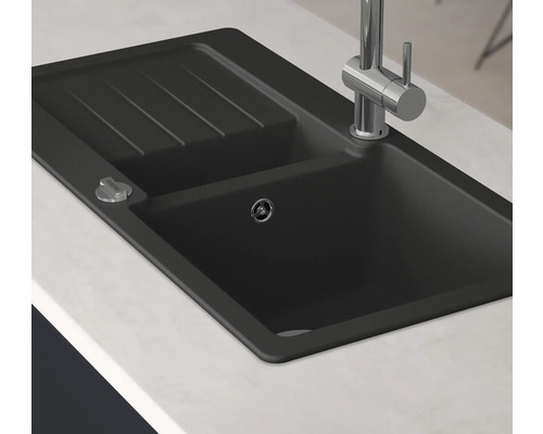 Svart diskho med avrinningsyta och blandare