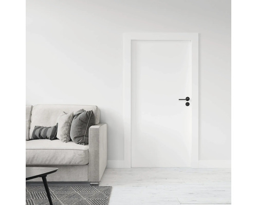 Ljust vardagsrum med dörr, soffa och bord