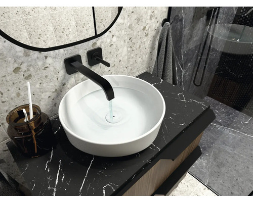 Modern badrum med tvättställsskål, armatur och marmorskiva