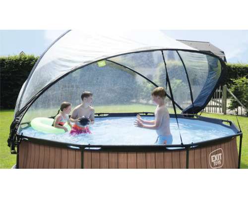 Pool med tak och lekande barn i trädgården