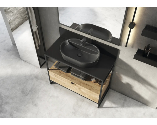 Badrum med tvättställ, tvättställsskål, spegel och förvaringshyllor