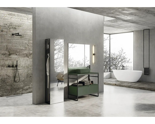 Ljust badrum med dusch, tvättställ med spegel och fristående badkar.