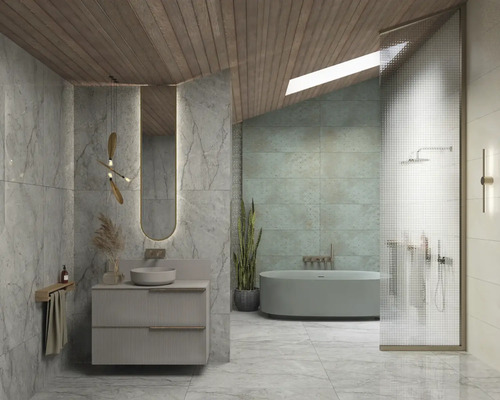 Ljust badrum med handfat, badkar, dusch och träelement