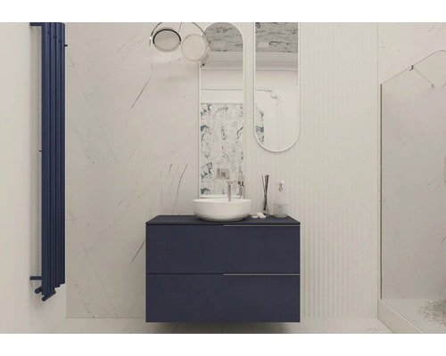 Modernt badrum med blått tvättställsskåp, tvättställsskål, radiator och spegel