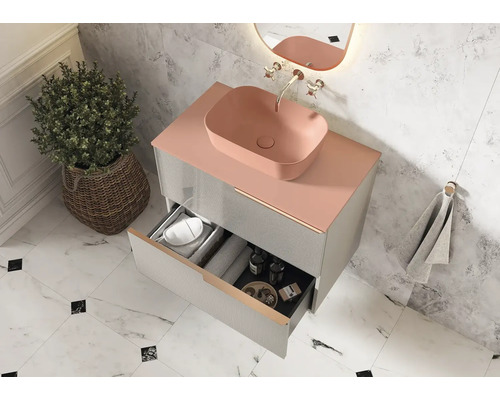 Badrum med tvättställsskåp, bänkskiva och öppen låda för förvaring av badrumsartiklar.