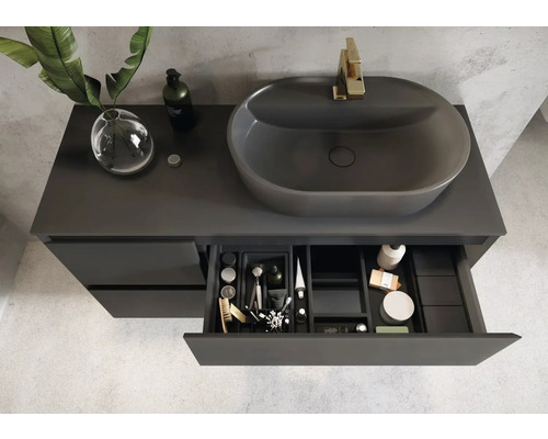 Tvättställ med handfat, armatur och öppen låda i badrum