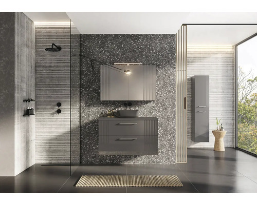 Modernt badrum med dusch, tvättställsskåp, spegelskåp och högskåp