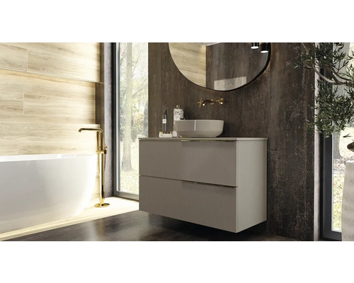 Badrum med tvättställsskåp, tvättställ, spegel och badkar