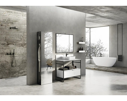 Ljust badrum med tvättställ, spegel, badkar och dusch i modern design.