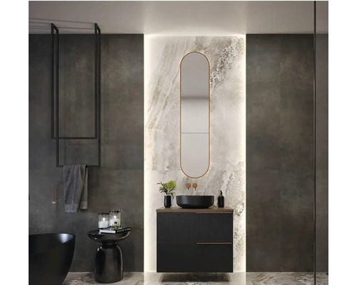 Modernt badrum med tvättställsskåp, spegel, handdukshållare och badkar.