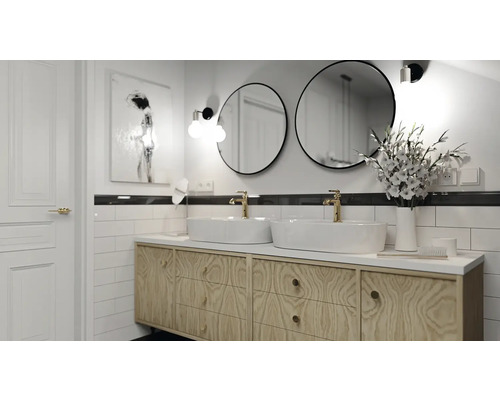 Badrum med tvättställ, två handfat, runda speglar och vägglampor