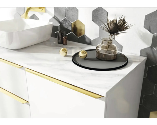 Badrum med tvättställ, tvättställsskål och sexkantiga väggplattor