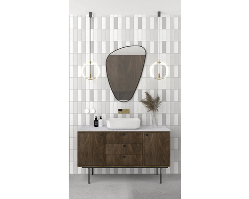 Badrum med tvättställsskåp, tvättställsskål, spegel och belysning