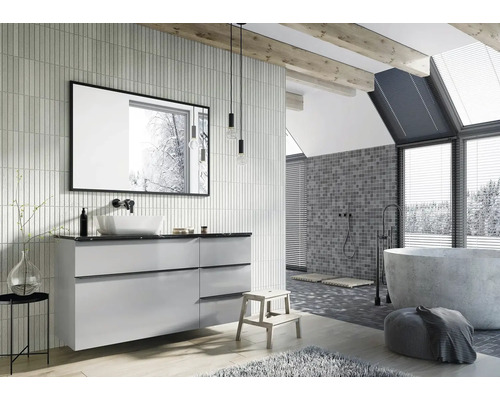 Ljust badrum med tvättställ, spegel, badkar och trätak