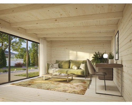 Interiör av ett trähus med soffa, bord och stort fönster
