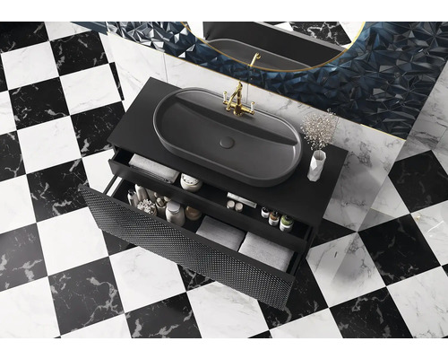 Modernt badrum med handfat på underskåp, armatur och öppen låda