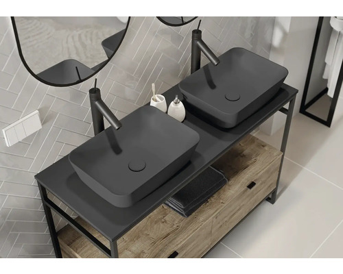 Badrum med tvättställsskåp, handfat och kranar