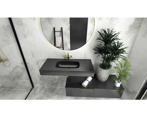 Badrum med tvättställ, spegel, armatur och växter