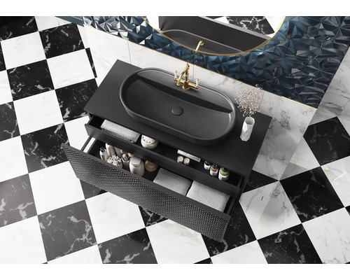 Badrum med handfat, underskåp och schackrutigt kakel