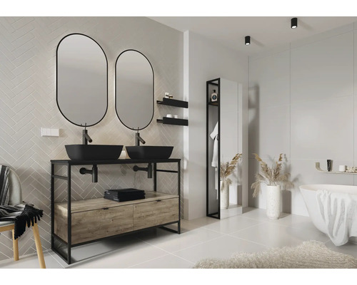 Ljust badrum med dubbla handfat, ovala speglar och badkar.