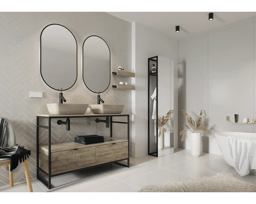 Badrum med dubbla handfat, två speglar och badkar