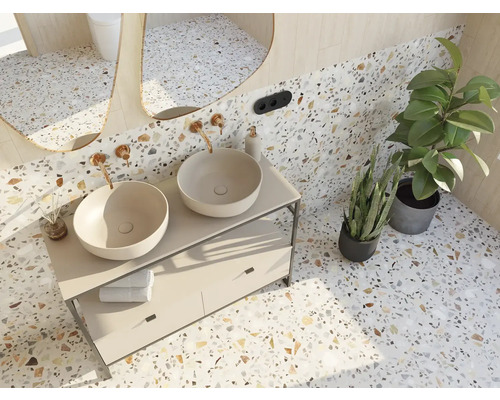 Badrum med dubbla handfat, speglar och växter