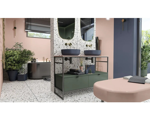 Ljust badrum med dubbla handfat, speglar, badkar och växter