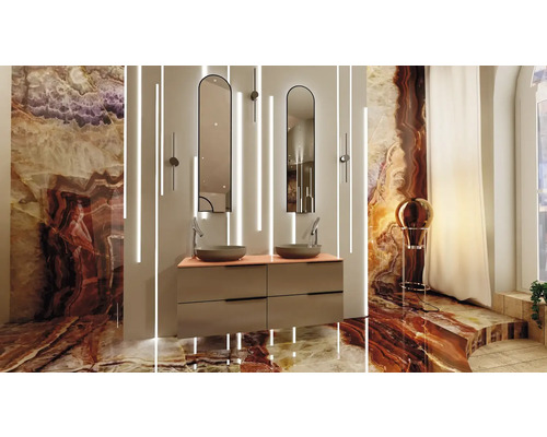 Ljust badrum med tvättställ, två speglar, belysning och golv med marmorlook