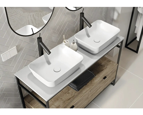 Badrum med tvättställsskåp, två handfat och blandare