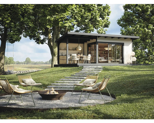 Trädgård med trädgårdshus, sittgrupp och eldstad