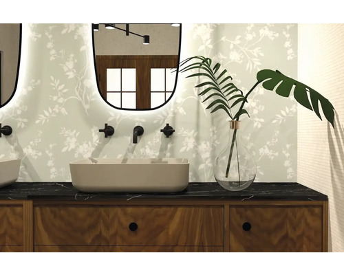 Badrum med tvättställ, spegel och dekoration