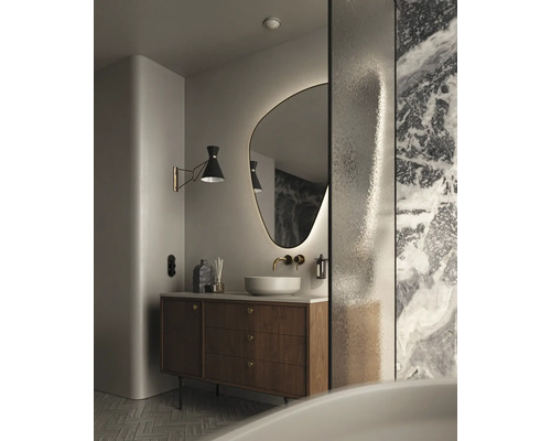 Ljust badrum med tvättställsskåp, spegel med belysning, vägglampa och dusch