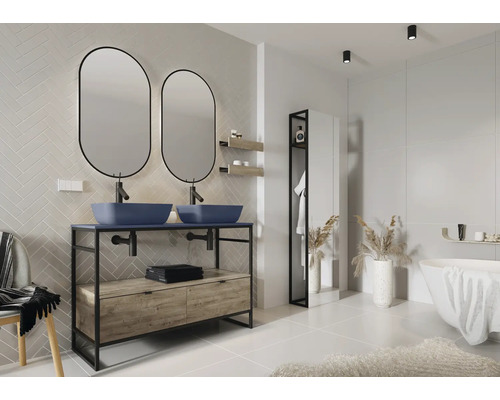 Modernt badrum med dubbla handfat, speglar, badkar och hyllor.