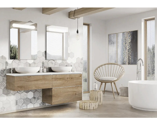 Ljust badrum med dubbla handfat, speglar, badkar och stol