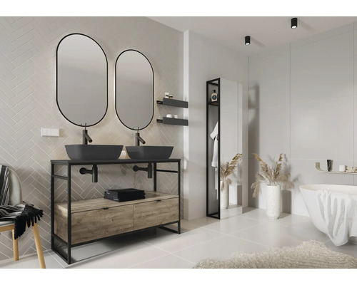 Badrum med tvättställ, två speglar, badkar och hylla