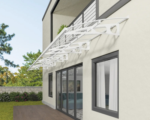 Husfasad med ett vitt dörrtak som skydd mot väder och vind