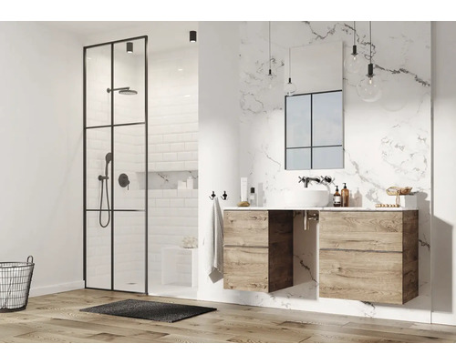 Modernt badrum med dusch, tvättställ och spegel mot en marmorvägg