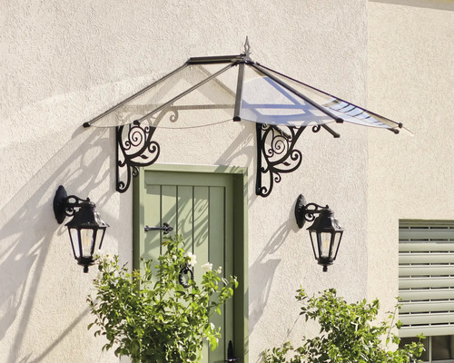 Entré med dörrmarkis, vägglampor och ytterdörr