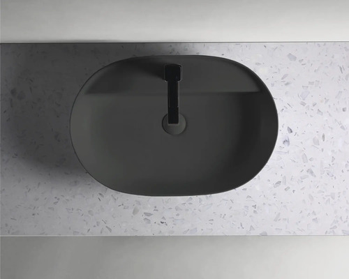 Översikt av tvättställ med armatur på tvättställsskiva