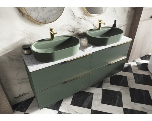 Badrum med dubbla tvättställsskåp, bänkskivor och spegel