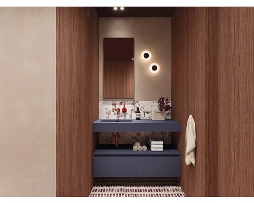 Modernt badrum med tvättställsskåp, spegel och belysning