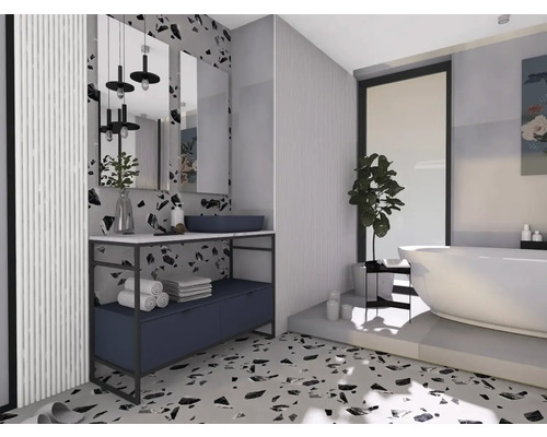 Ljust badrum med handfat, speglar och fristående badkar