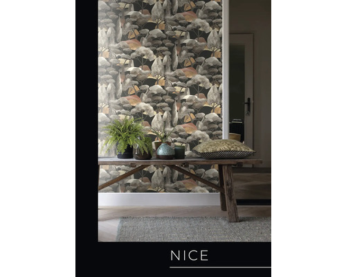 Scen med mönstrad tapet, träbänk, krukväxter och matta för en mysig atmosfär