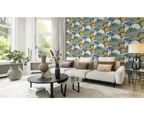 Vardagsrum med mönstrad tapet, soffa och soffbord