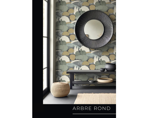 Rums vyseende med tapet med trämotiv, spegel och dekoration